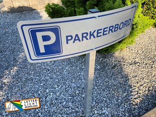 Parkeerplaatsbord, licht gebogen